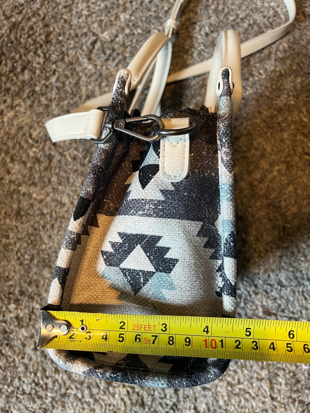 Wrangler Concealed Purse in an Aztec/Geometric Print Crossbody - Picture 9 of 9